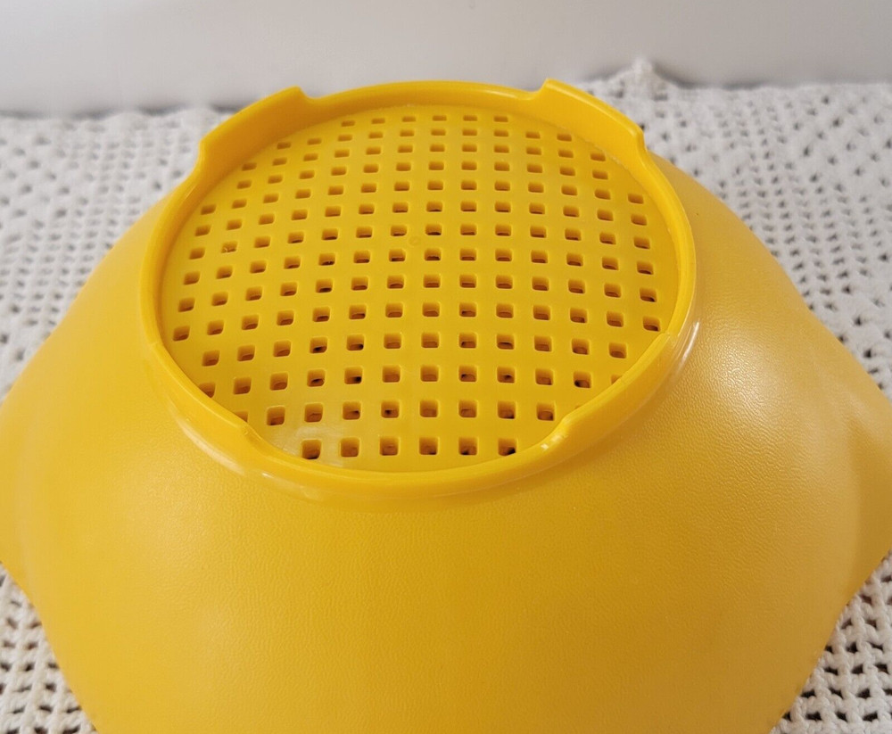 Vintage Tupperware Yellow Colander Strainer Footed 1 quart 2 Spouts Handle #1200