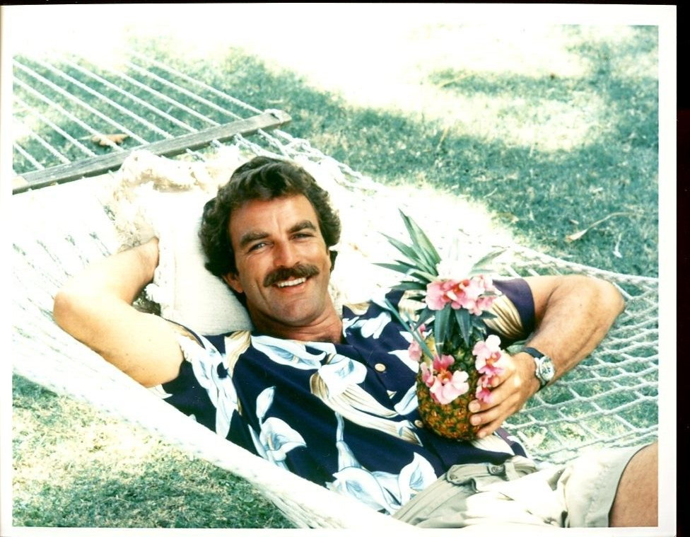 TOM SELLECK  8X10 PHOTO #X9623