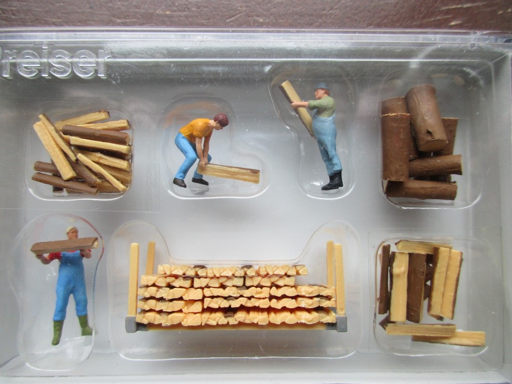 Preiser  - Men Stacking Firewood #10707