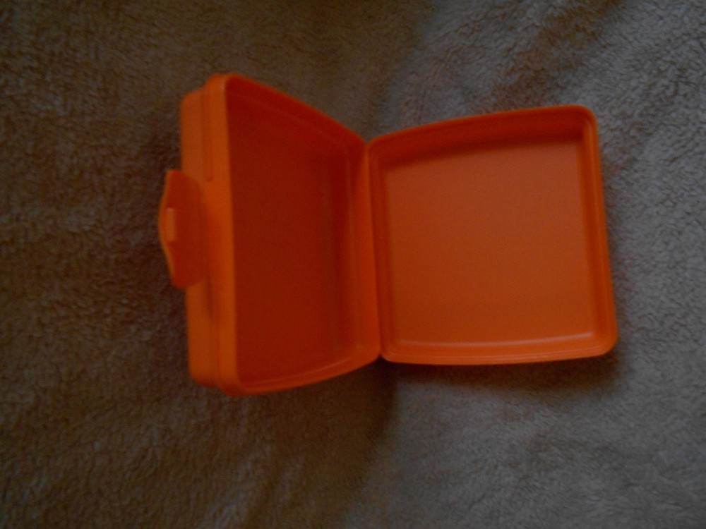 TUPPERWARE SANDWICH KEEPER ORANGE