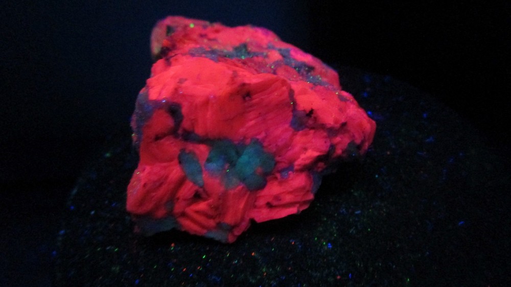 Fluorescent mineral rock Phosphorescent Chlorophane T47