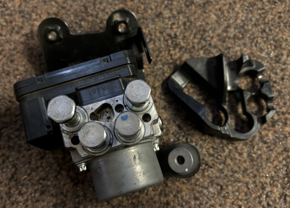 2023 Triumph Trident 660 ABS Modulator Pump T2022849