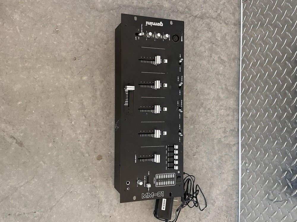 Gemini MM-01 DJ mixer