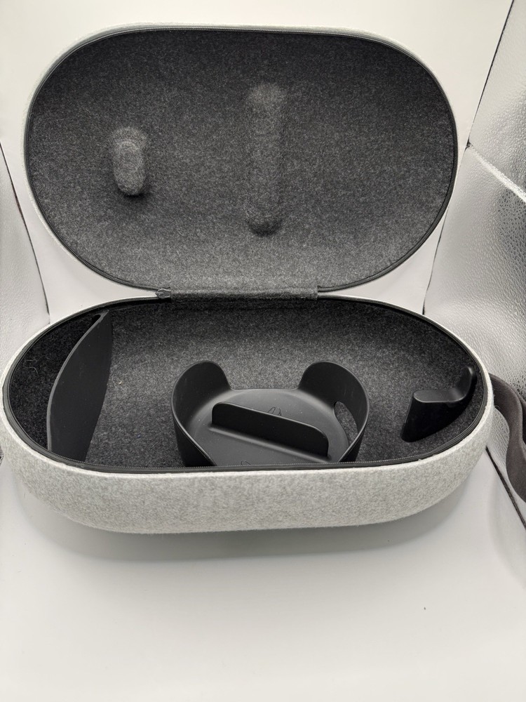 Oculus Quest 2 VR Headset Carrying Case – Light Grey Felt, Hard Shell