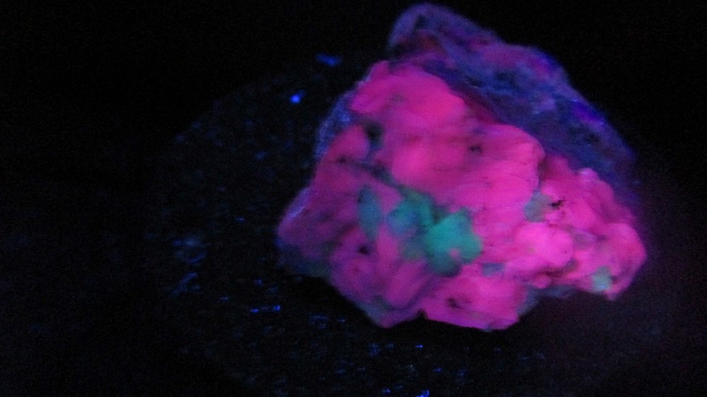 Fluorescent mineral rock Phosphorescent Chlorophane T47