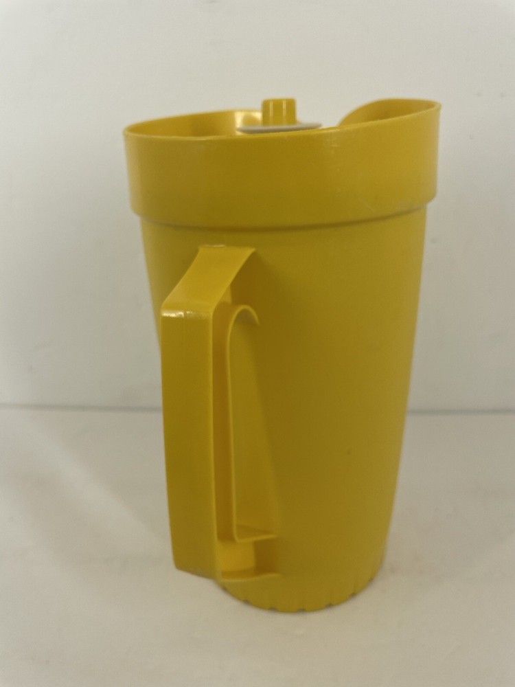 Vintage TUPPERWARE Yellow 2 Quart Pitcher w/ Push Button Lid #800-6