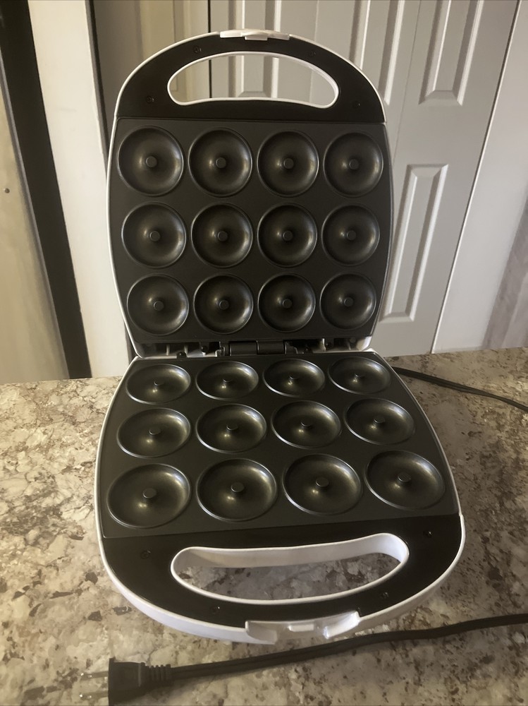 Stonewall Kitchen Doughnut Maker Excellent Preowned Condition FAST SHIP