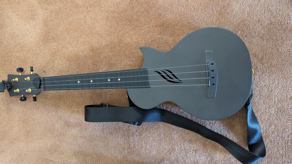 25" Ukulele With Case And Extra Strings