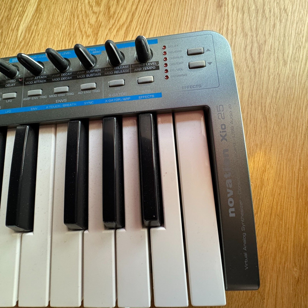 Novation Xio 25 Virtual Analog Synthesizer Controller Keyboard XioSynth 25