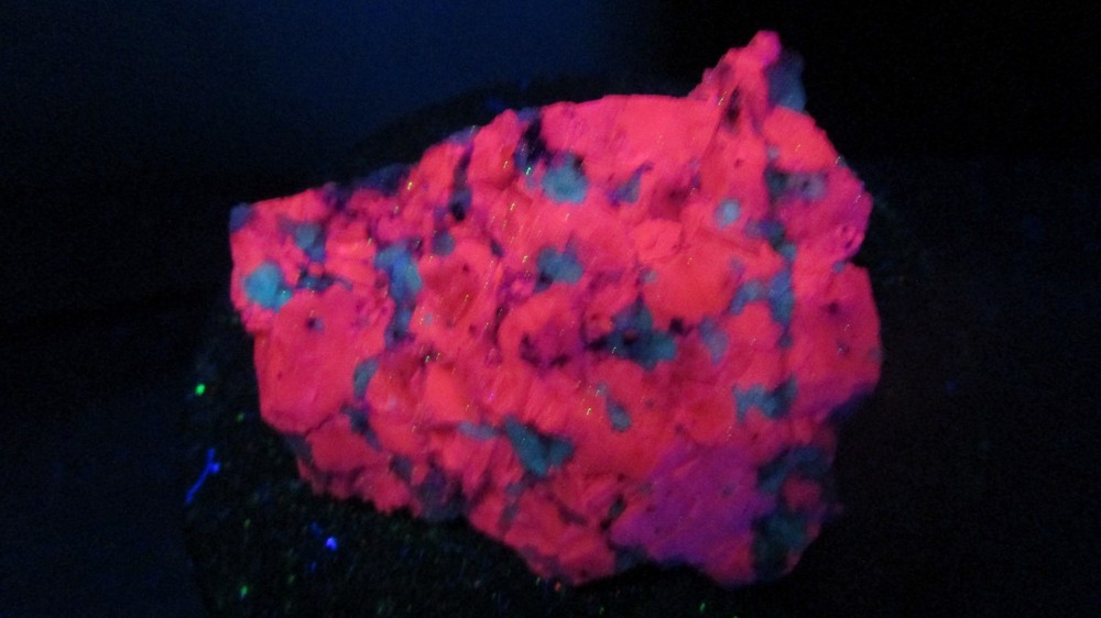 Fluorescent mineral rock Phosphorescent Chlorophane T47