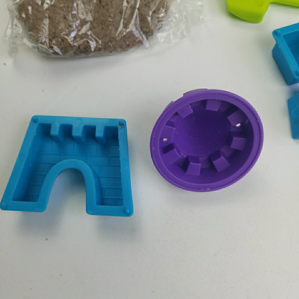 SPIN MASTER Kinetic Sand Beach Day Fun Playset w/ Castle Molds & Tools Age 3+