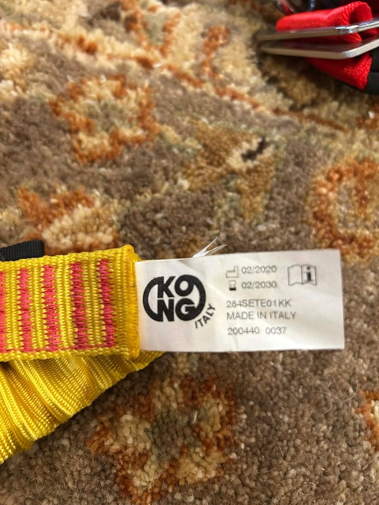 Two Stearns Sailing Harness medium large + Two Kong Italy Elastic Tether Single