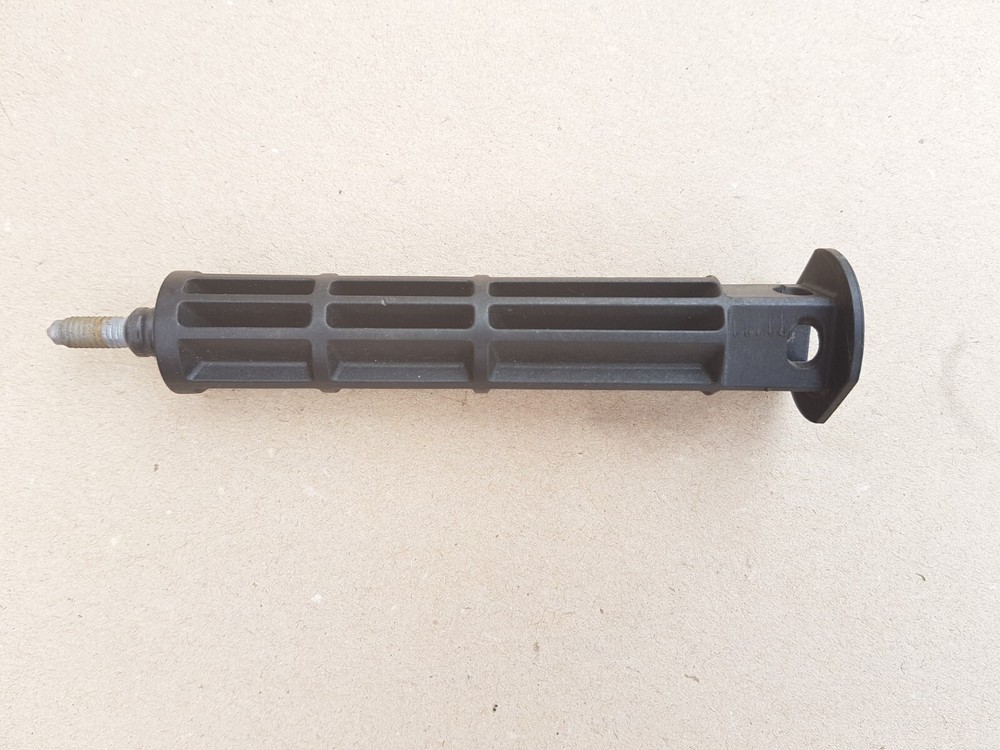 AUDI A4 B8 REAR OUTER LIGHT FIXING NUT. RETAINING BOLT .