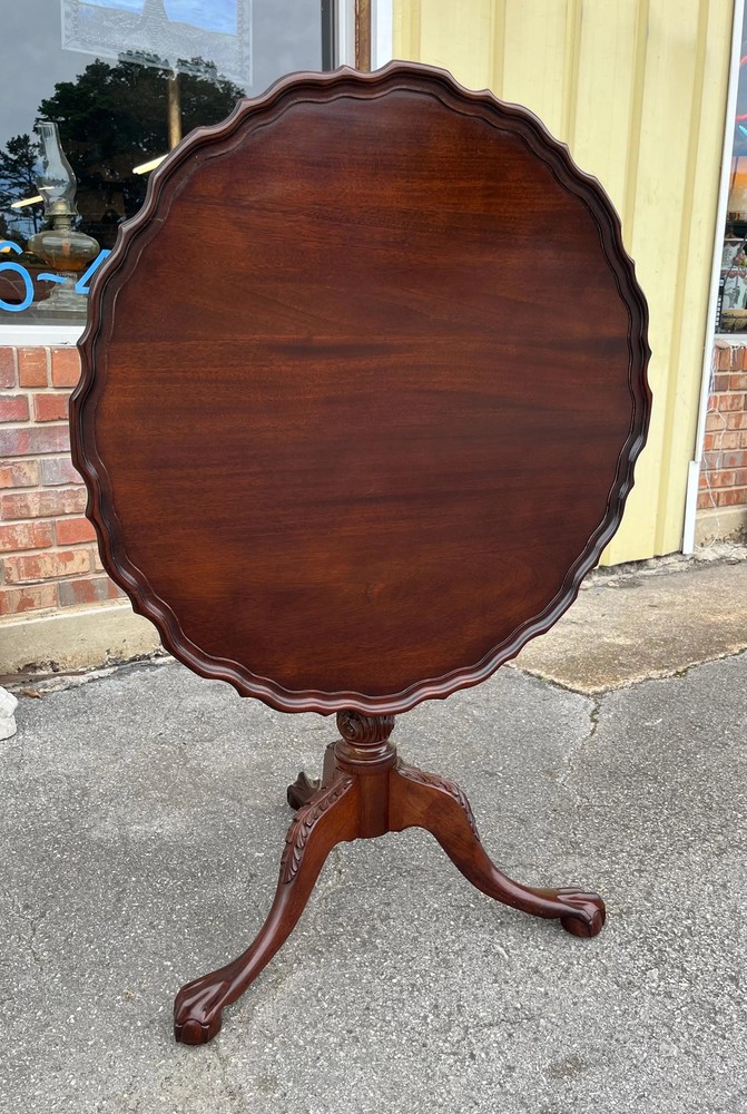 Craftique tilt-top pie crust table