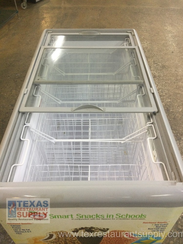 Master-Bilt MSF-52AN 52” Chest Showcase Freezer With Casters