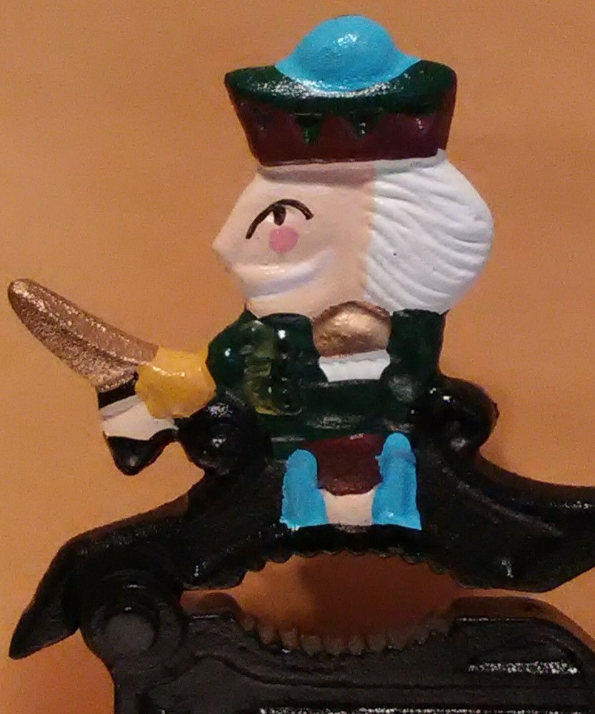 KING NUT CRACKER WITH STAND GREAT FOR ANY COLLECTION!