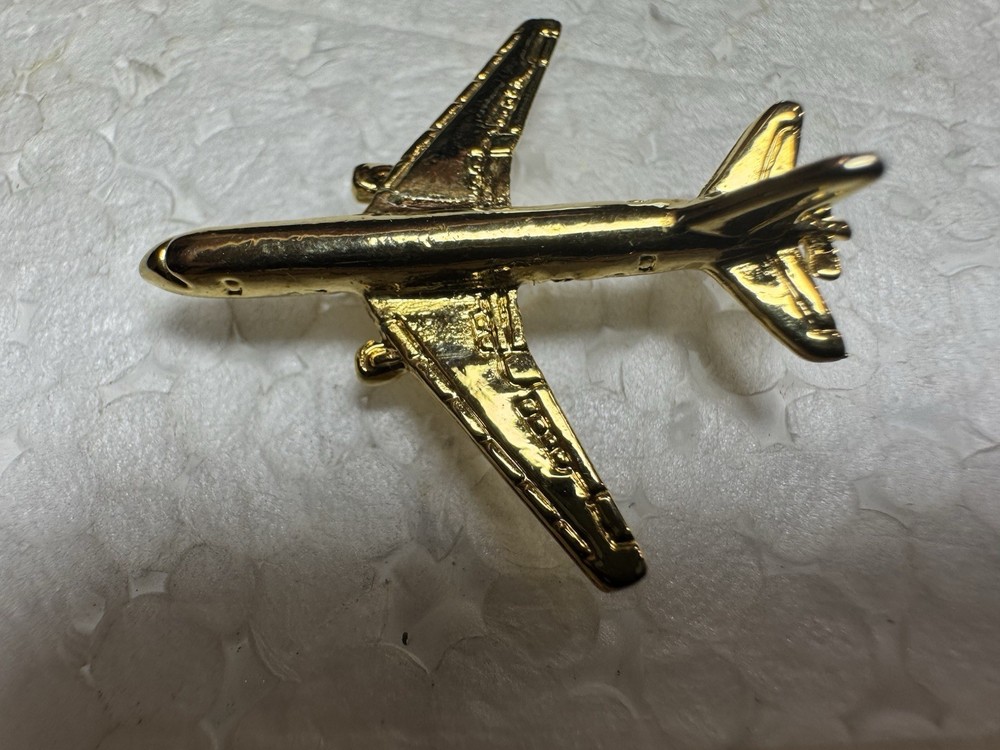 Boeing 737 Lapel Pin