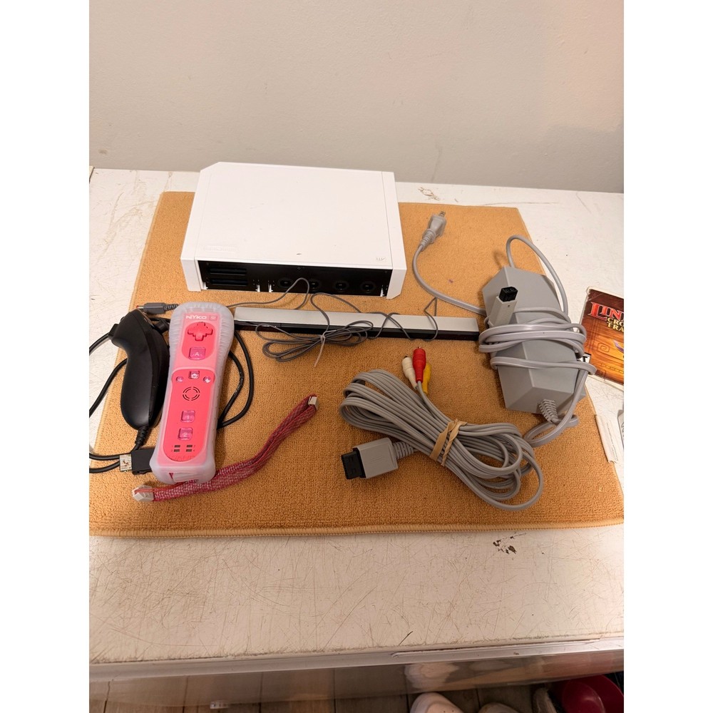 Nintendo Wii Console White Bundle with 13 games, Controller and Cords (tested)