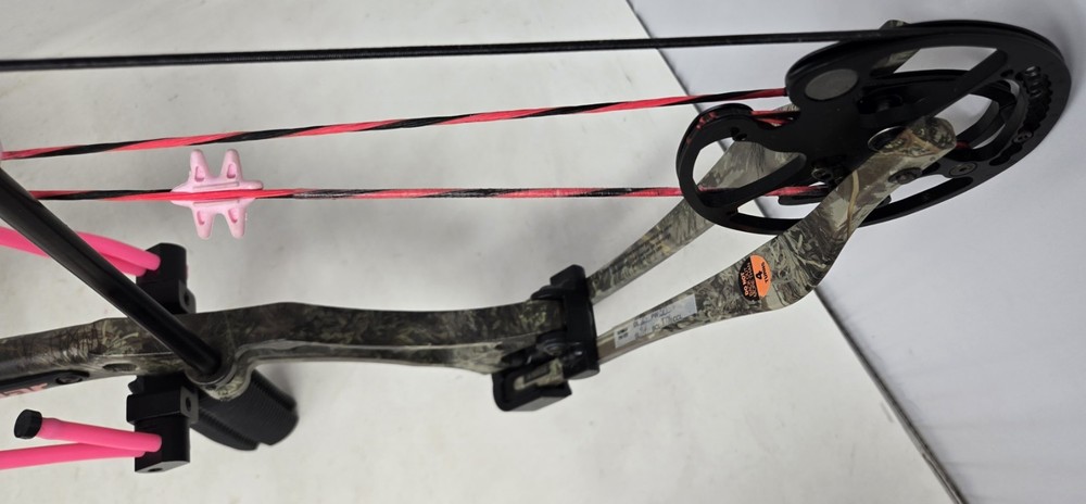 Bear Archery Compound Bow Package - Hard Case Arrows Accessories EUC Bundle