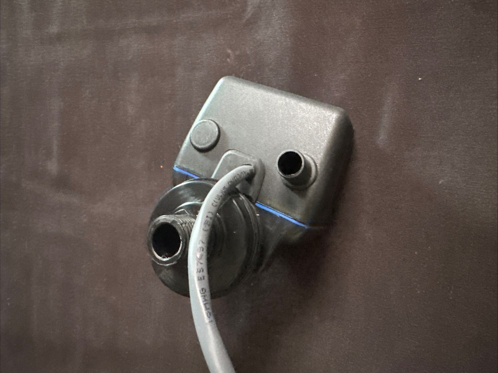 100B replacement pulsator with 12 Volt coils (Delaval)