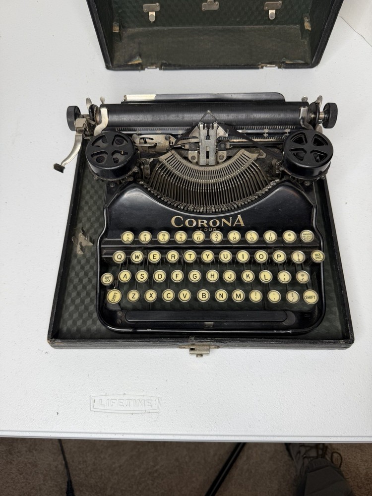 1938 Smith Corona Standard Floating Shift Typewriter ~ Glossy Black ~ with Case