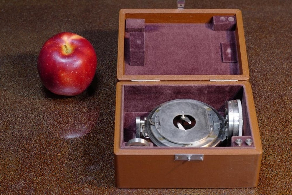 microscope antique Microscope Accessory No. 16 "Leitz Universal Stage UT2" USED