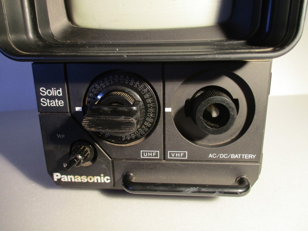 Vintage Panasonic Solid State Portable TV TR-555 1978
