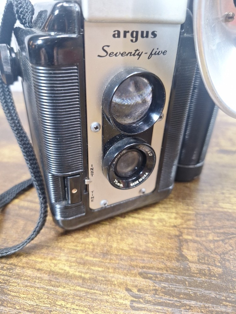 Argus 75 Seventy-Five Camera With Flash And Leather Case +Bulbs UNTESTED