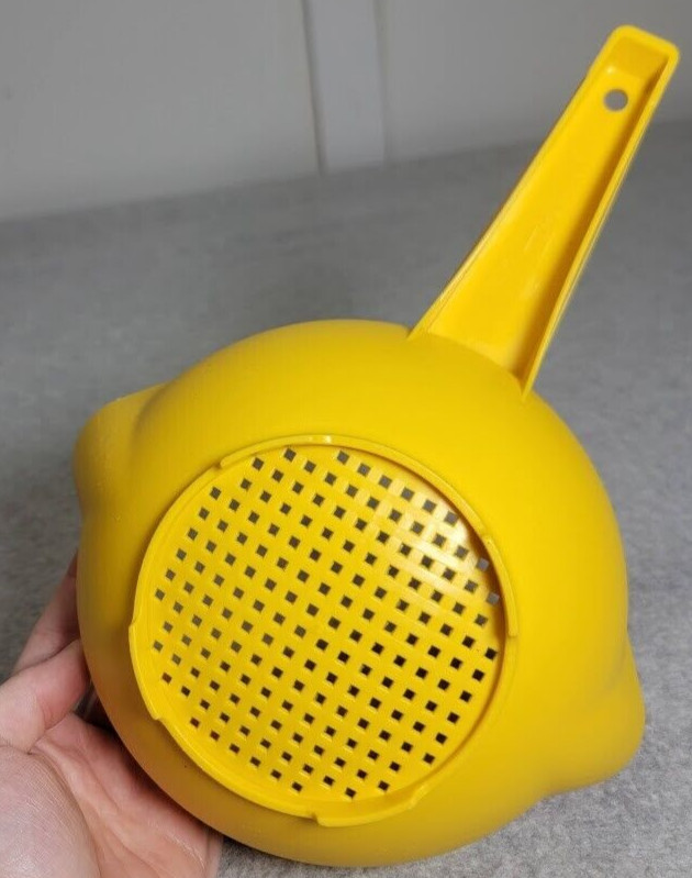Tupperware 7" Mustard 1 Quart Strainer Colander With Handle #1200