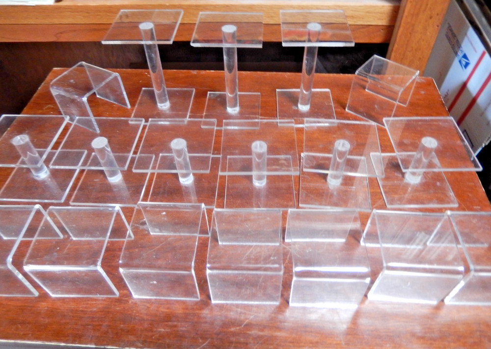 Stands - 18 ACRYLIC - Display Pedestal & Flat