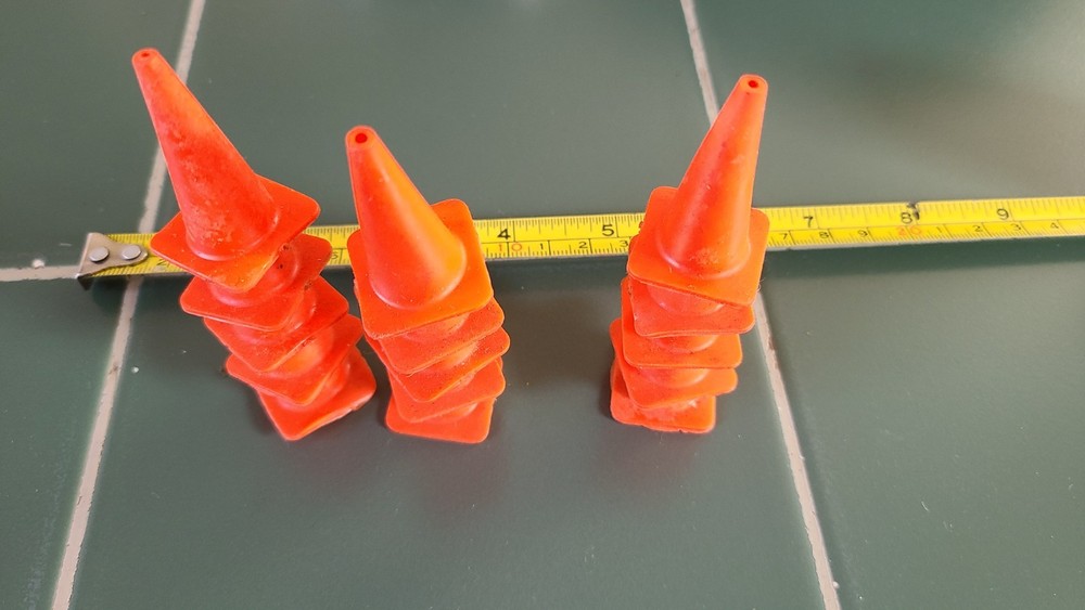 MODEL TOY CONSTRUCTION CONES 1/16 SCALE (15 PIECES)
