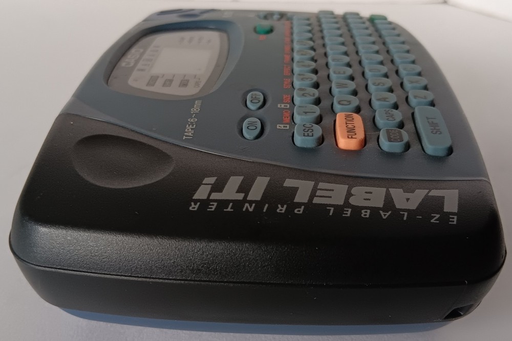 Casio KL-100 EZ Label Maker Printer Label It! TURNS ON but only semi-tested