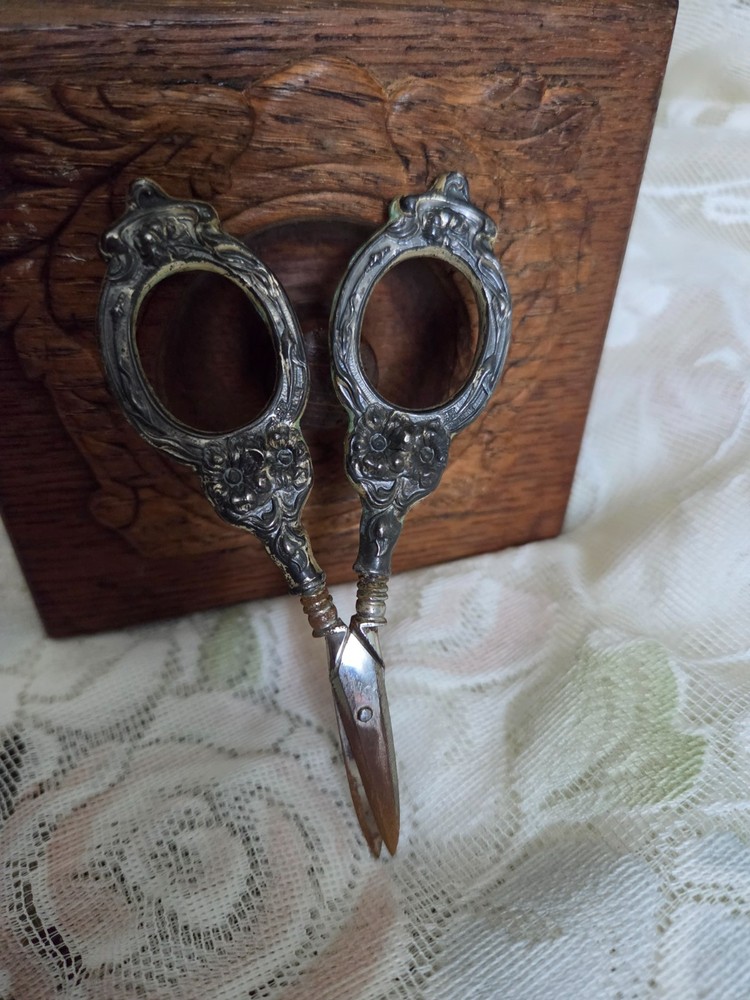 Antiuqe Scissors Sewing with Floral Pattern on Handle