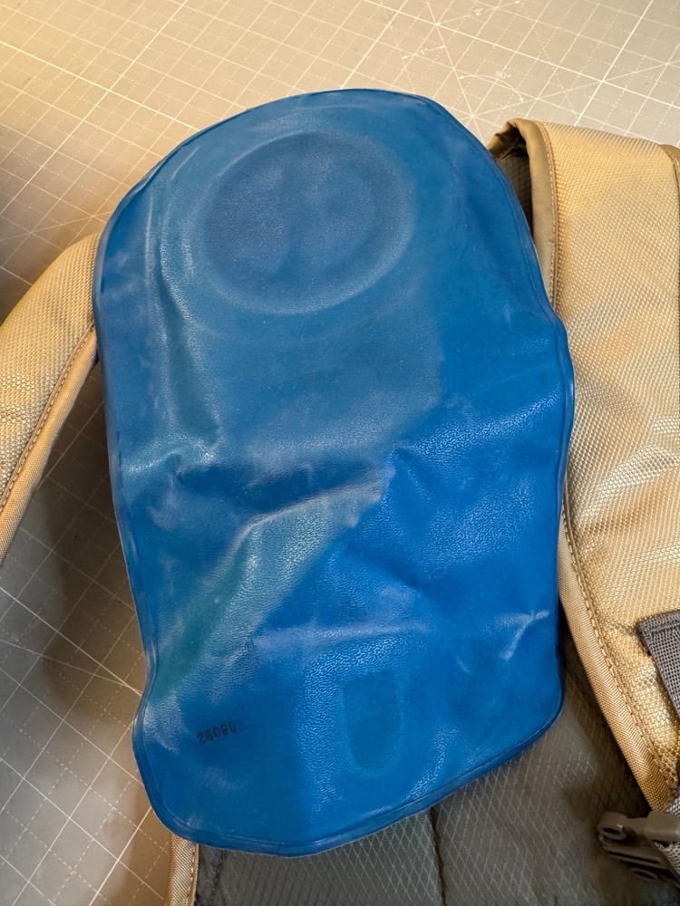 Camelback Snobowl Hydroback Hydration Hiking Backpack 32oz Bladder Tan in EUC