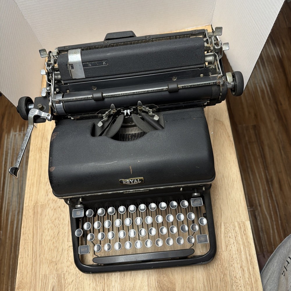 Antique 1940s Royal KMM Magic Margin Typewriter