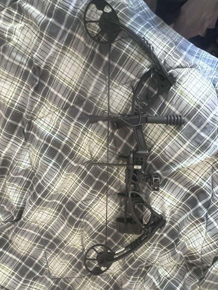 Diamond Archery A13799 Edge 320 Right Hand Bow Package - Black