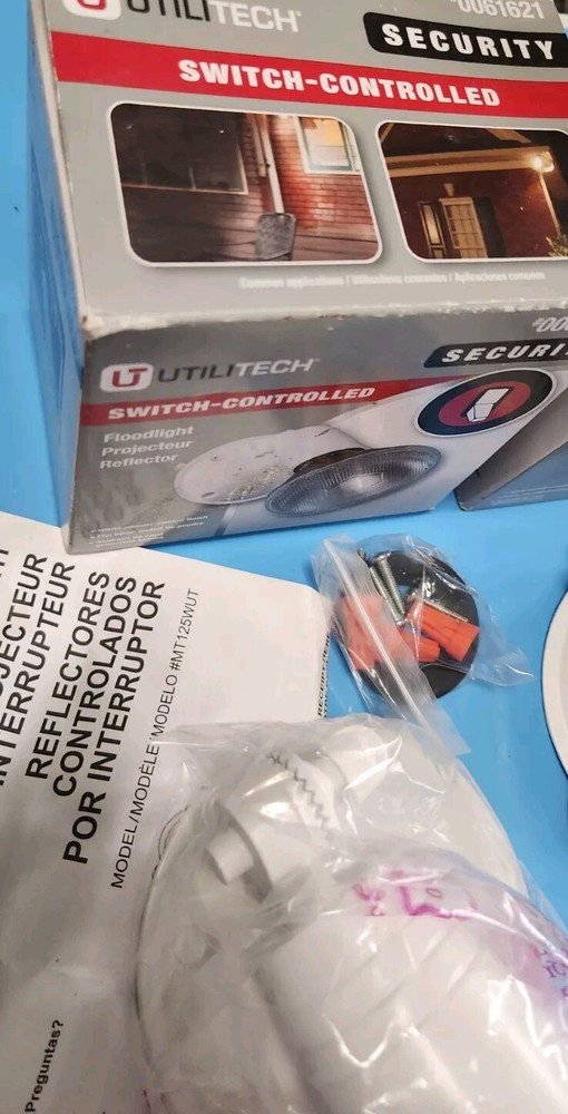 Utilitech 6-in 1-Head Halogen White Switch Controlled Flood Light MT125WUT NEW