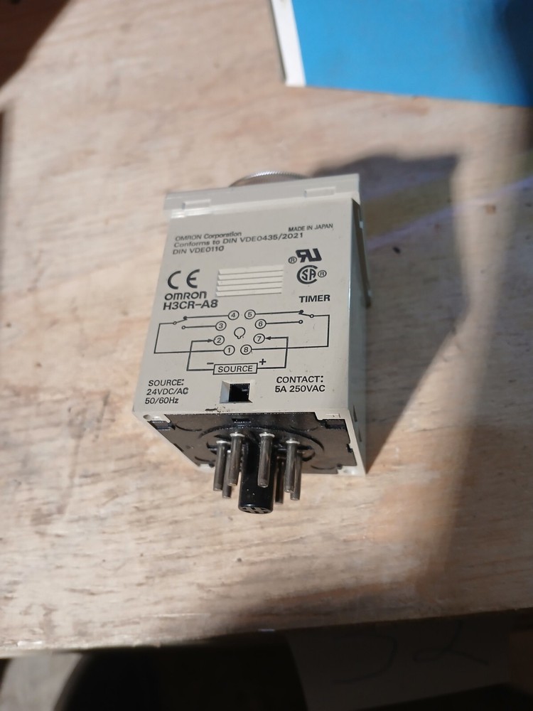 New OMRON H3CR-A8 TIMER RELAY