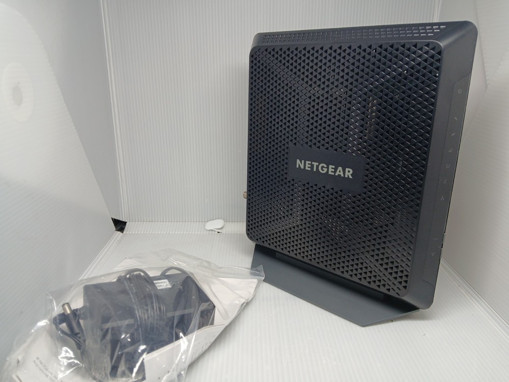 Netgear Nighthawk "AC1900" Cable Modem Router (C7000v2) Powers On