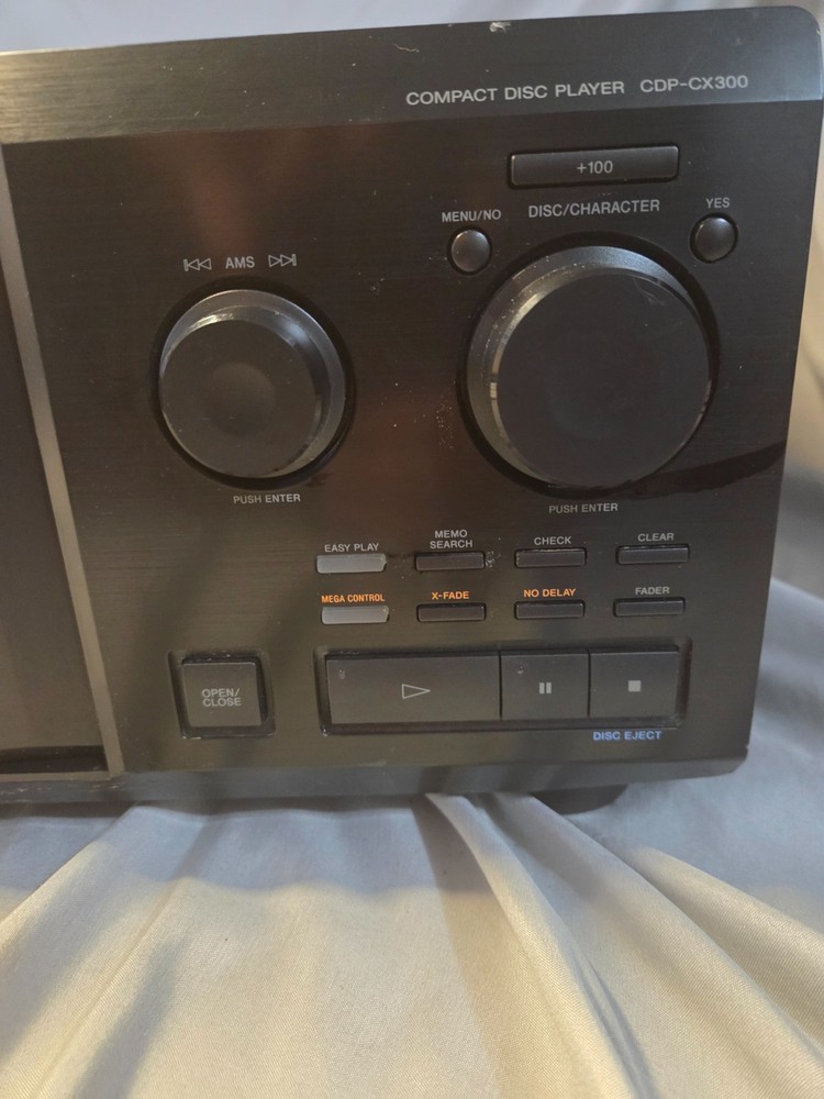 Sony CDP-CX300 Mega Storage 300 Disc CD Player Powers On, Turns