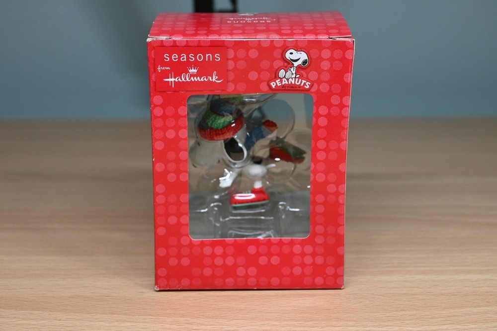 Hallmark Peanuts Ornament - Snoopy Ice Skating
