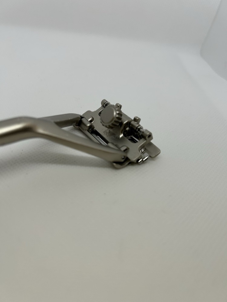 Leaf Razor Silver Triple-Blade Pivoting Head Safety SANITIZED READ DESCRIPTION