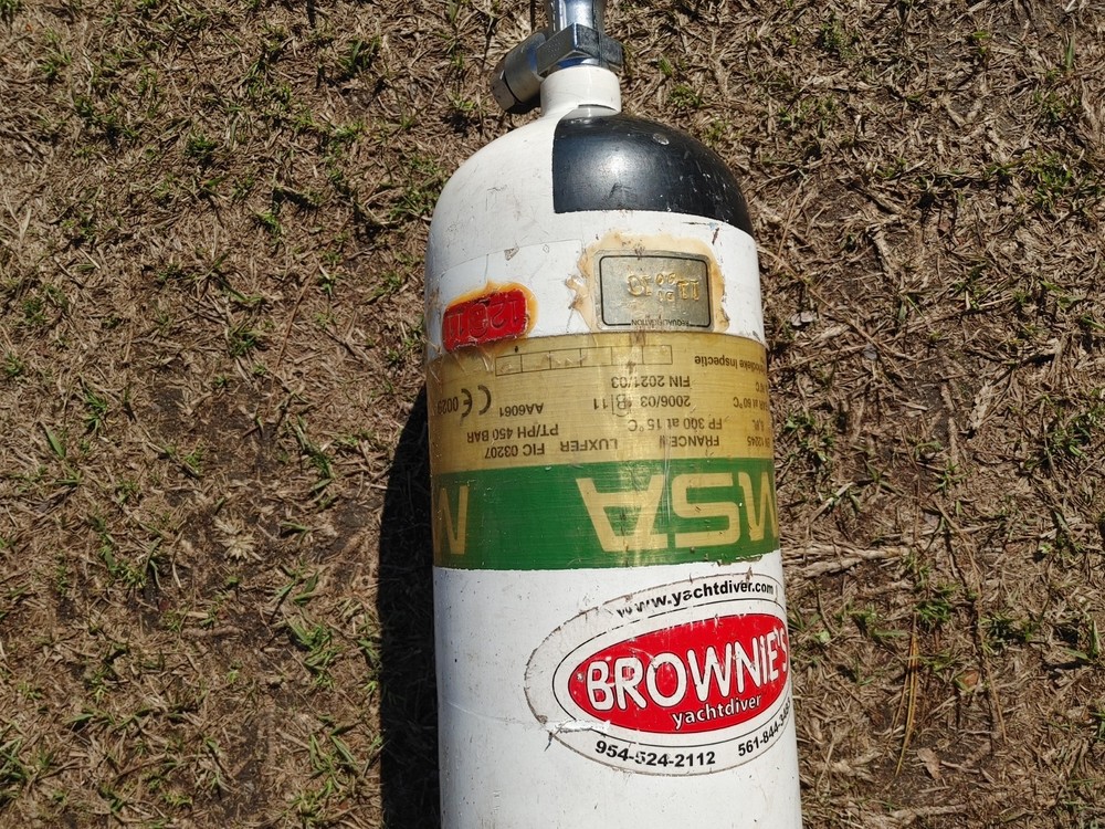 scuba diving oxygen tanks