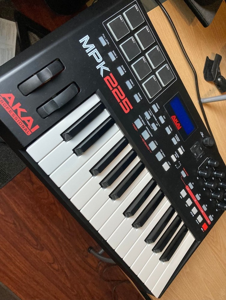 Akai MPK225 Keyboard Controller