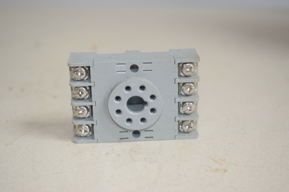 IDEC SR2P-06 SOCKET RELAY ADAPTER