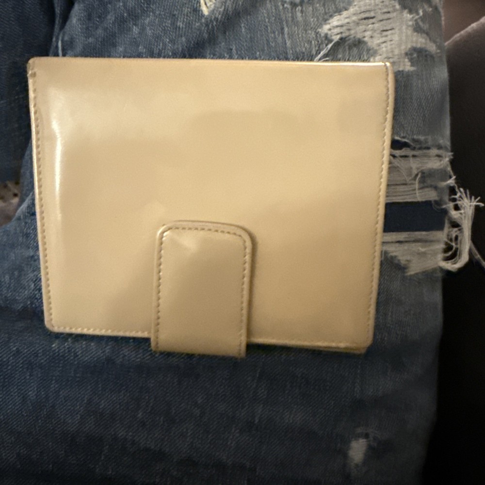 gucci womens wallet. Ivory Color With Barcode.