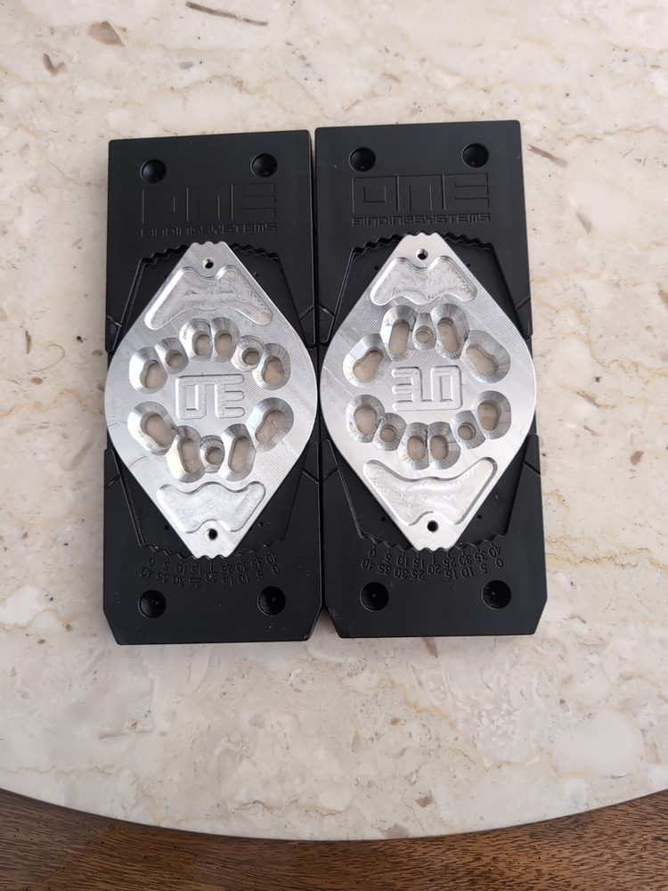 One Binding System Solid Board Pucks