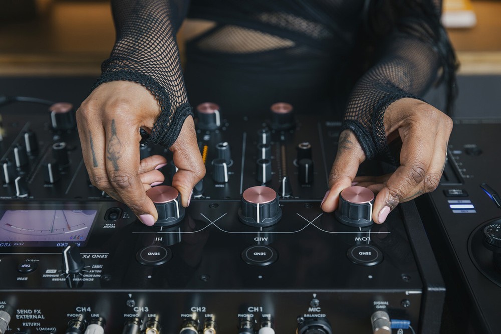 AlphaTheta euphonia Professional Rotary Mixer 4ch