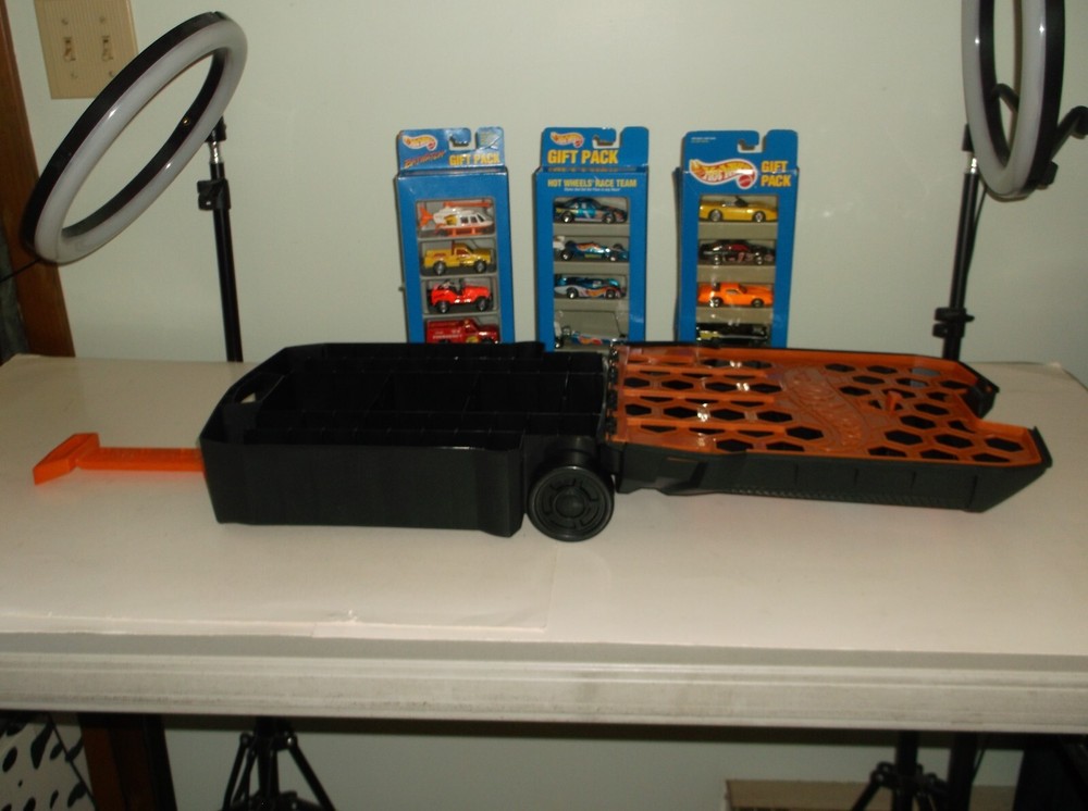 2015 Hot Wheels 100 Car Carrying Case / Pull Handle/ 3 Sets Vtg Hot wheels Sets