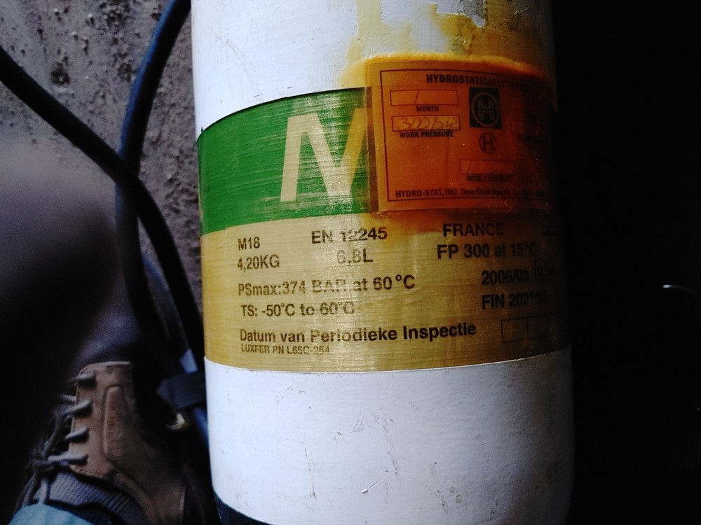 scuba diving oxygen tanks